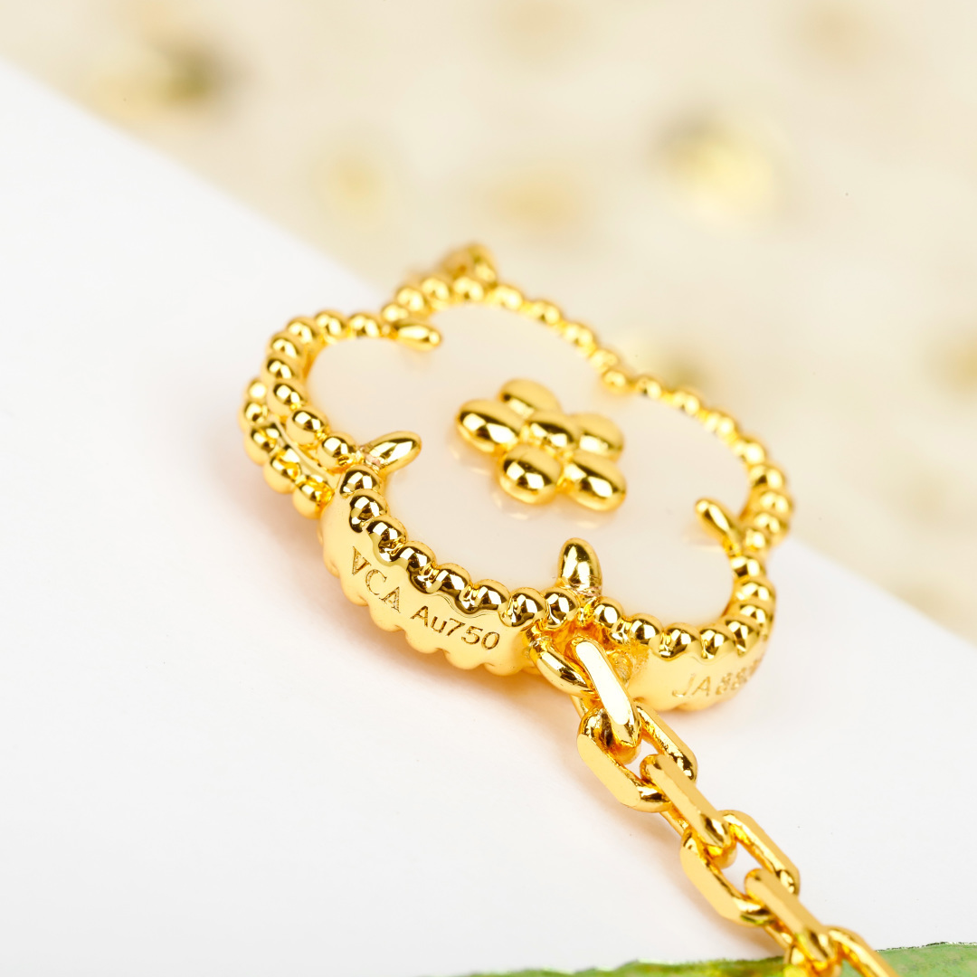 Collana Van Cleef Arpels Lucky Spring Oro giallo con malachite verde, madreperla bianca e accenti di lapislazzuli blu 80 cm