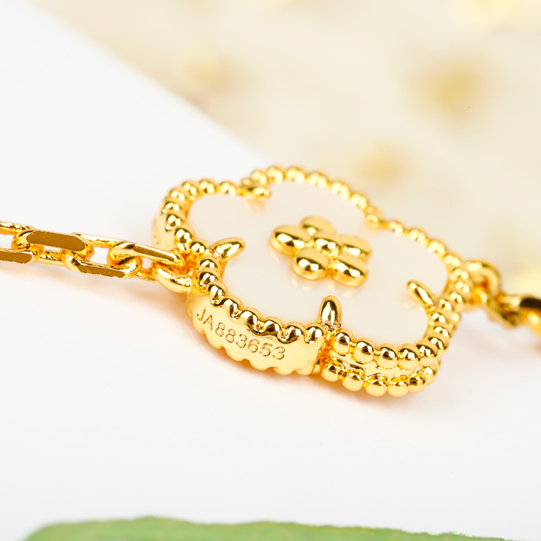 Collana Van Cleef Arpels Lucky Spring Oro giallo con malachite verde, madreperla bianca e accenti di lapislazzuli blu 80 cm