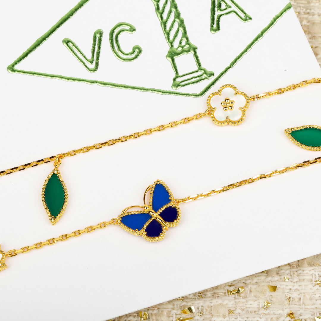 Collana Van Cleef Arpels Lucky Spring Oro giallo con malachite verde, madreperla bianca e accenti di lapislazzuli blu 80 cm