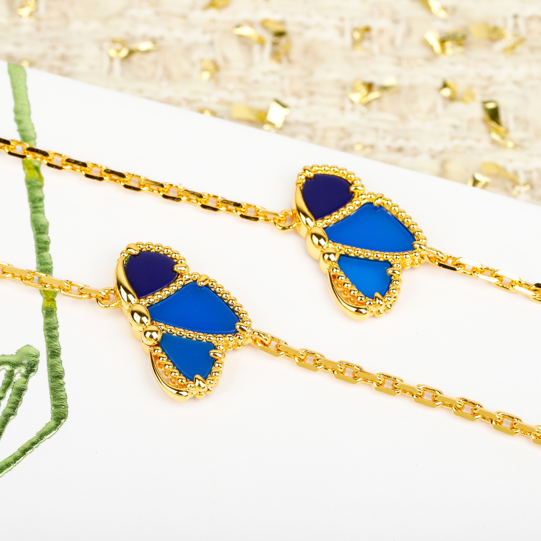 Collana Van Cleef Arpels Lucky Spring Oro giallo con malachite verde, madreperla bianca e accenti di lapislazzuli blu 80 cm