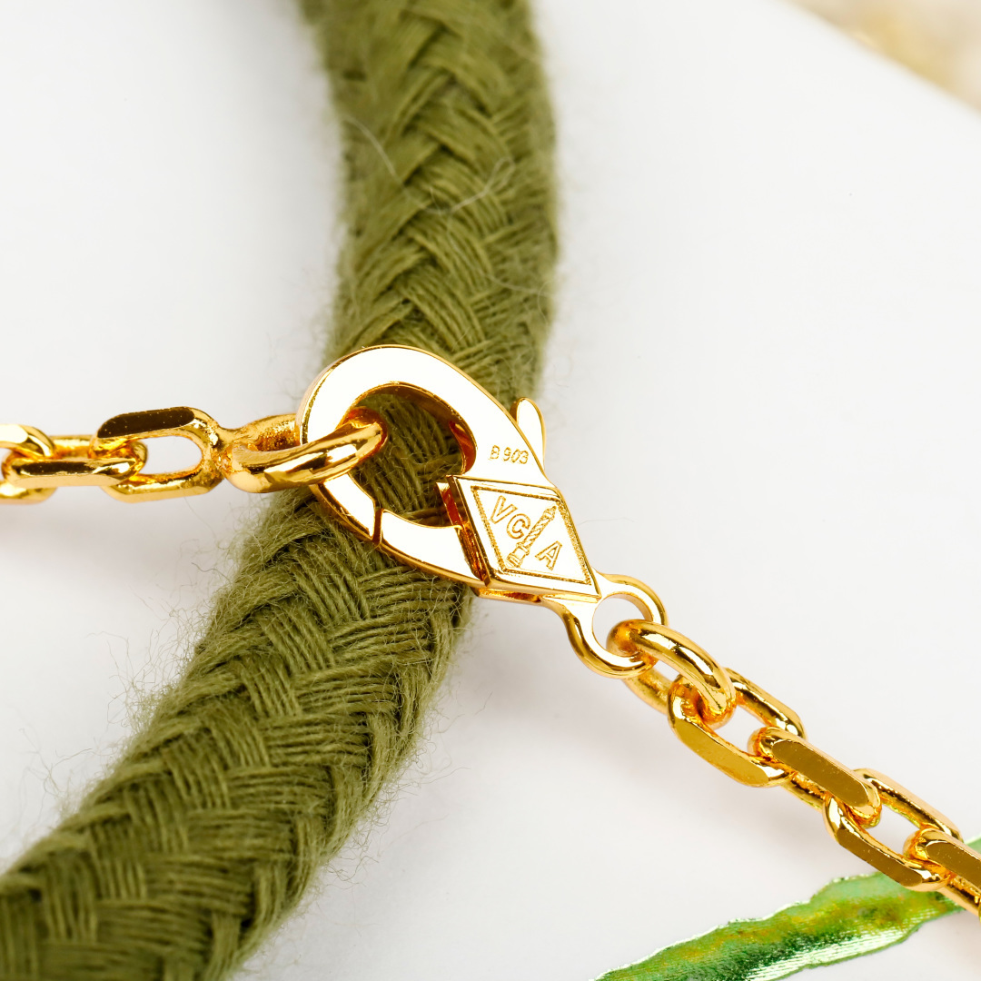Collana Van Cleef Arpels Lucky Spring Oro giallo con malachite verde, madreperla bianca e accenti di lapislazzuli blu 80 cm