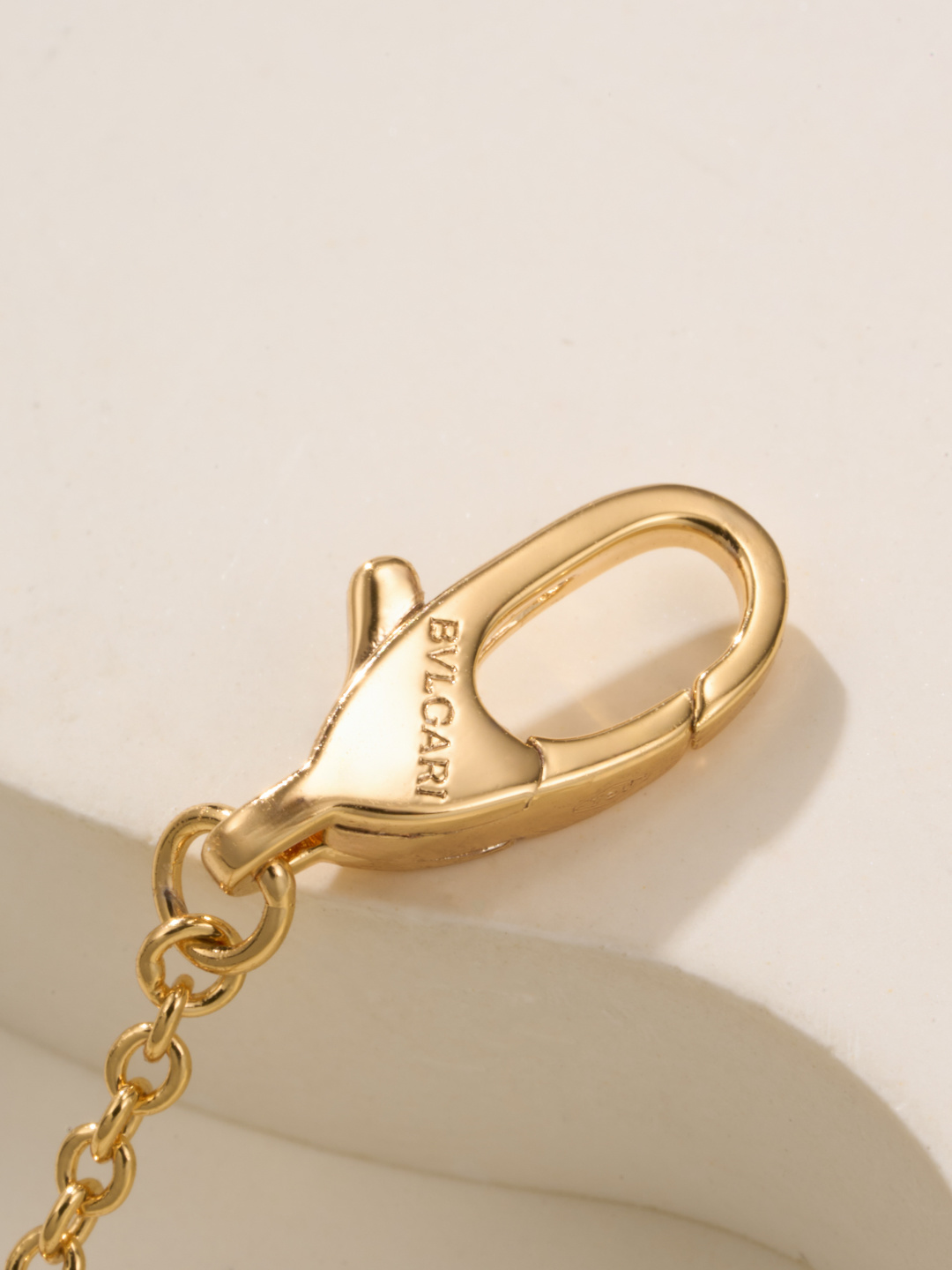 Bvlgari BV double-sided coin necklace 18k yellow gold black onyx white mother-of-pearl diamond 42cm