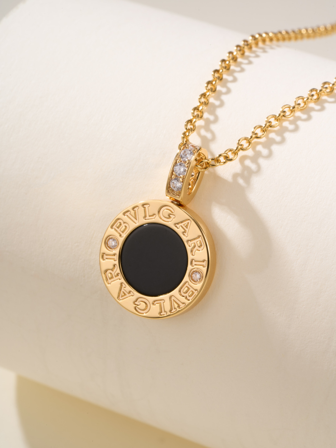 Bvlgari BV double-sided coin necklace 18k yellow gold black onyx white mother-of-pearl diamond 42cm