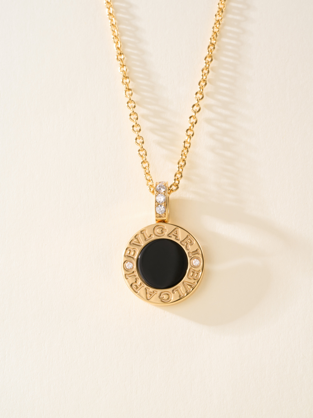 Bvlgari BV double-sided coin necklace 18k yellow gold black onyx white mother-of-pearl diamond 42cm