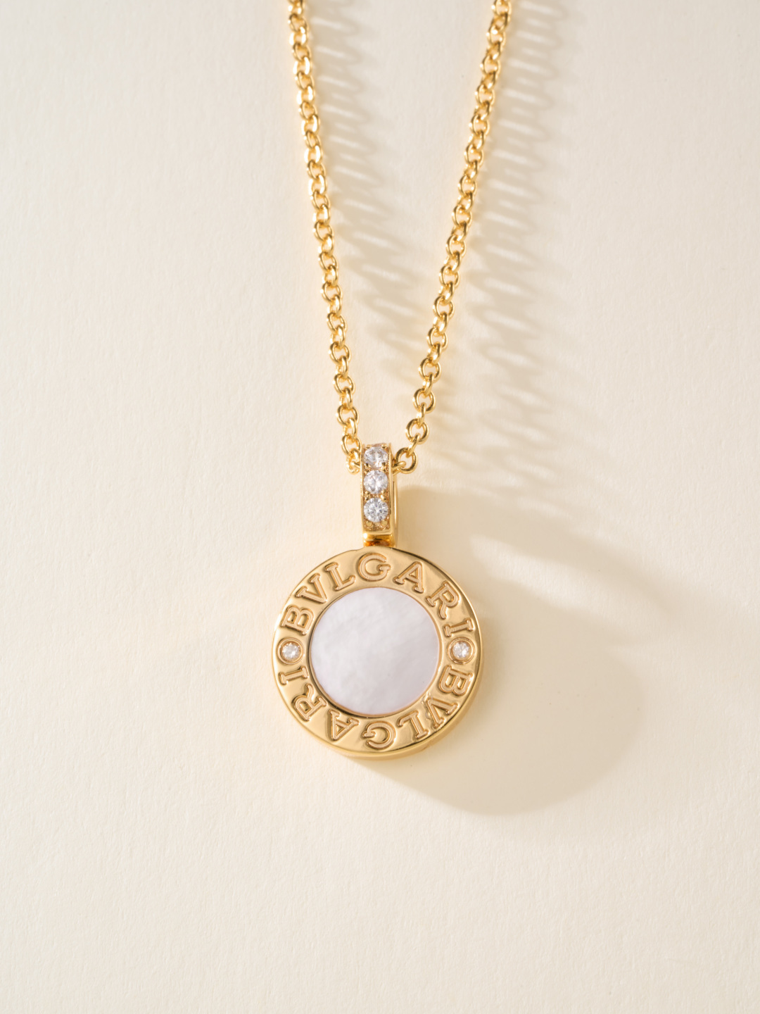 Bvlgari BV double-sided coin necklace 18k yellow gold black onyx white mother-of-pearl diamond 42cm