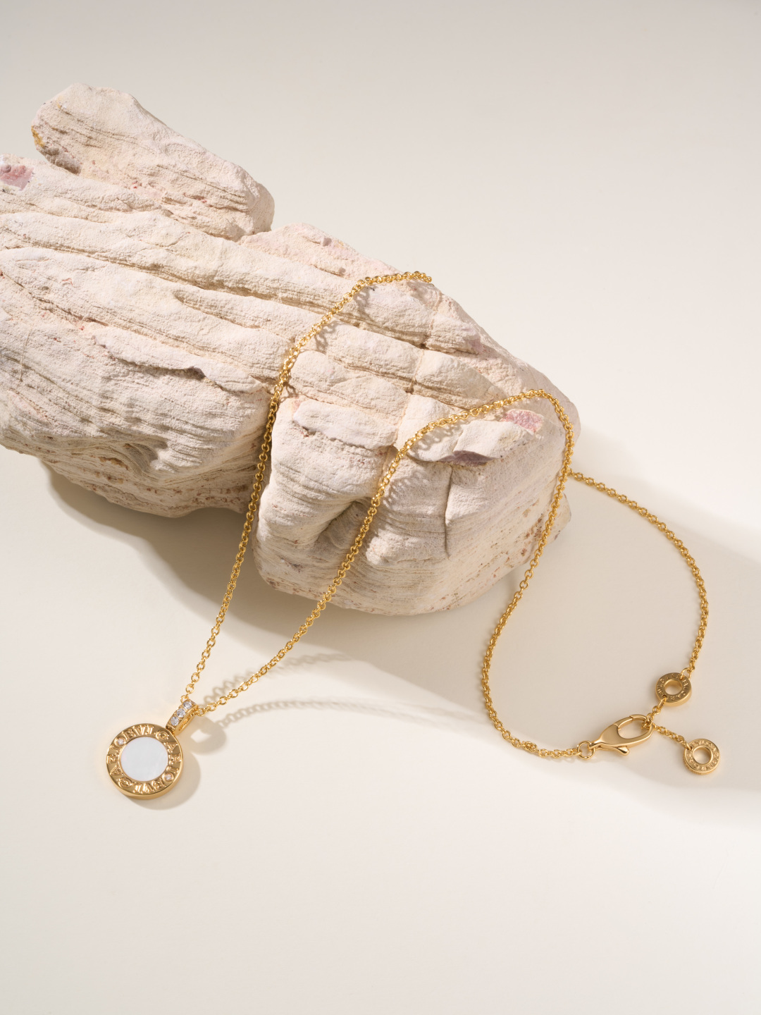 Bvlgari BV double-sided coin necklace 18k yellow gold black onyx white mother-of-pearl diamond 42cm