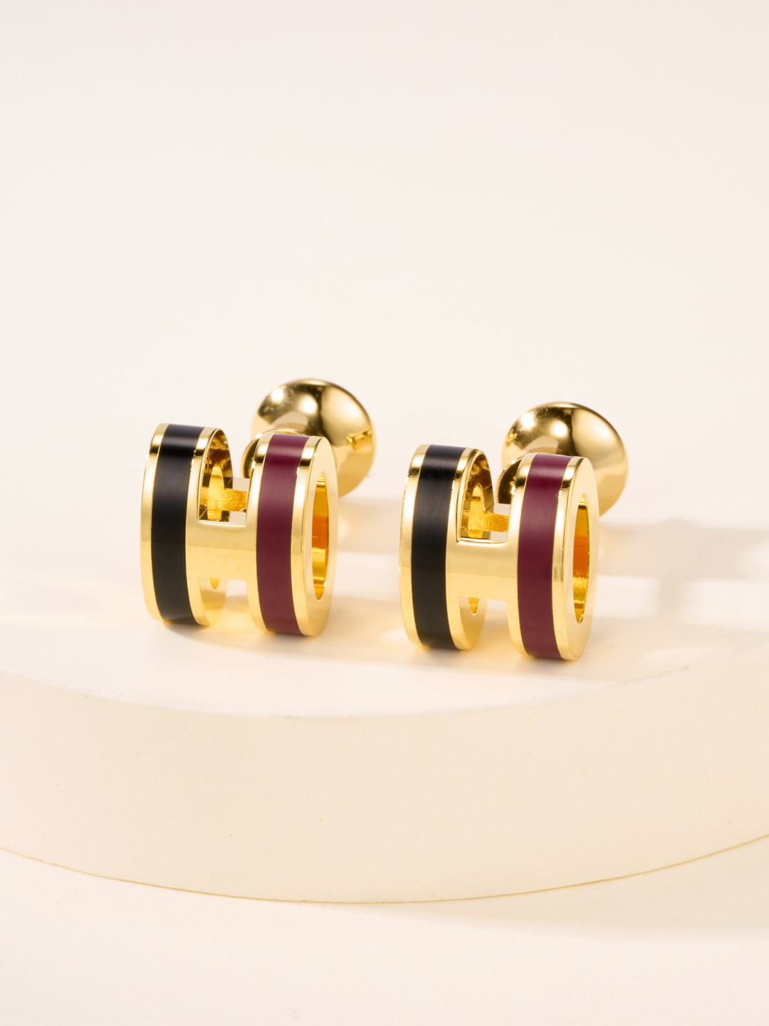 Orecchini Hermes Mini Pop H Rocabar in metallo placcato oro con mini stud in smalto nero e bordeaux