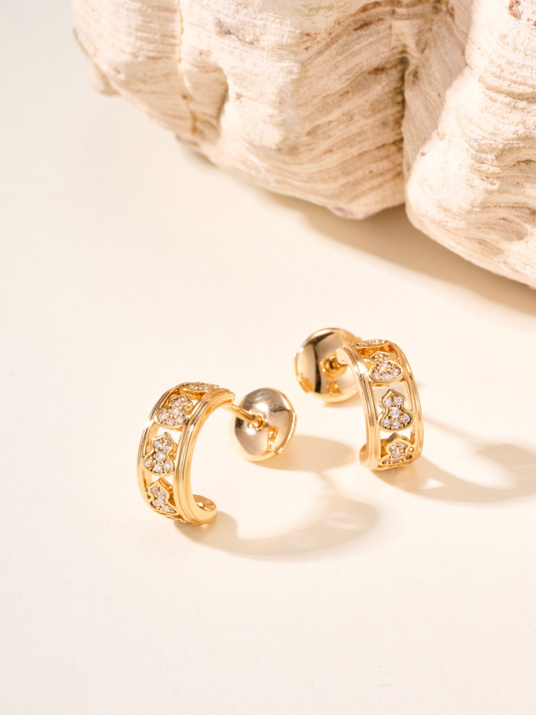 Qeelin Wulu earrings 18K yellow gold with clear diamond pave 1 2cm hoop diameter