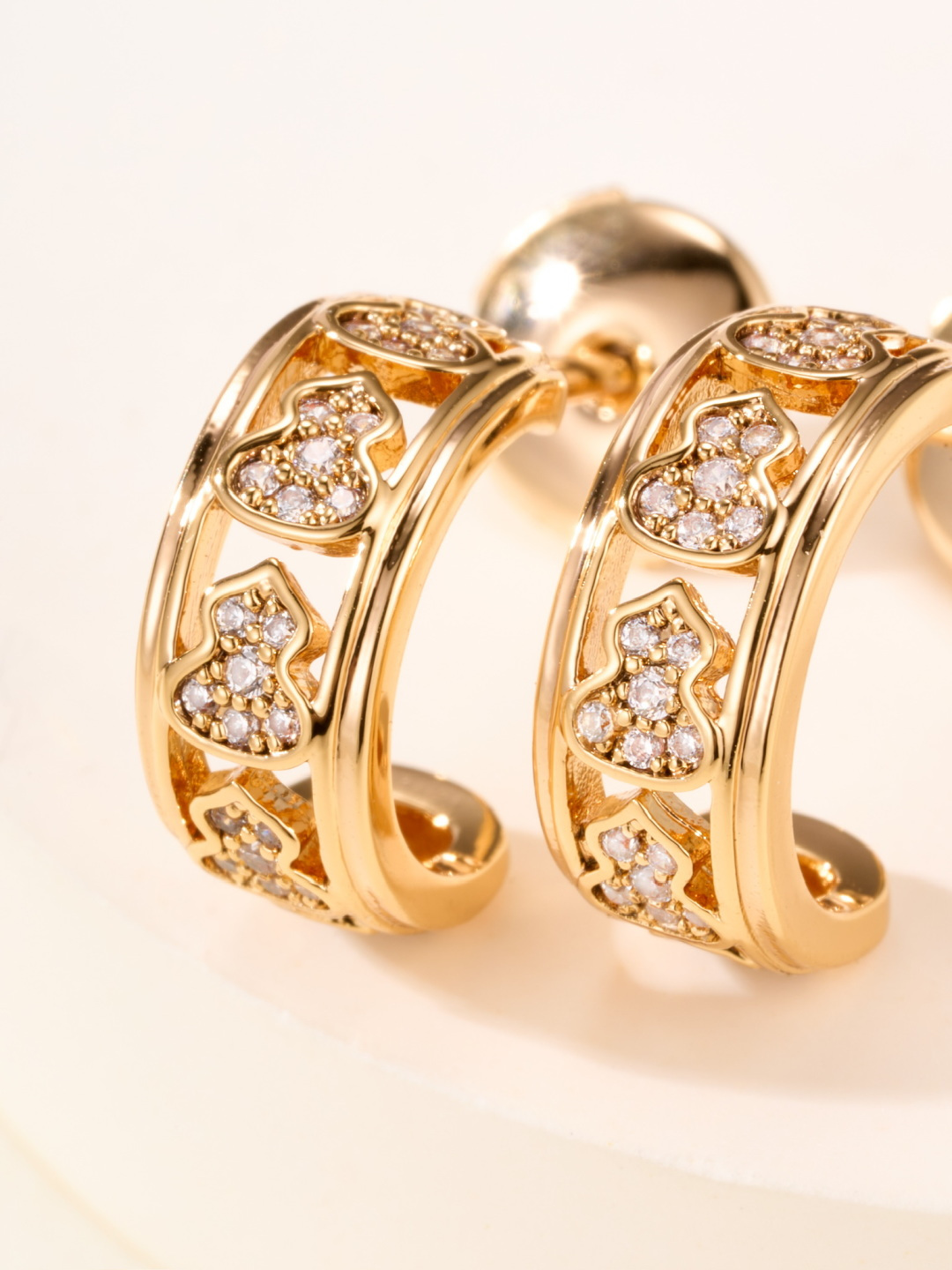 Qeelin Wulu earrings 18K yellow gold with clear diamond pave 1 2cm hoop diameter