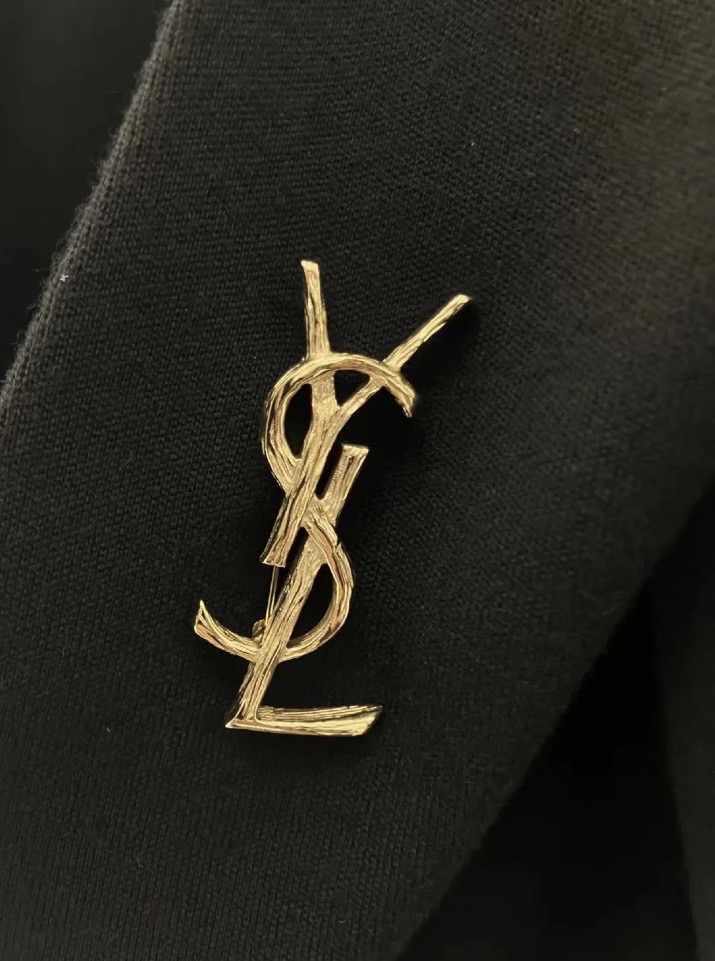 Saint Laurent Cassandre Twisted Monogram Brooch brooch gold tone metal no gemstones 4 5cm height